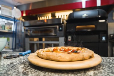 Mozzarella peynirli Margherita pizza, domates sosu, zeytinyağı ve fesleğen yaprağı. Tahtada malzemelerle birlikte. Yüksek kalite fotoğraf
