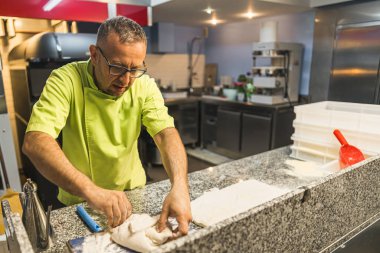 Mutfakta çalışan pofessional şef, orta boy, İtalyan mutfağı konsepti. Yüksek kalite fotoğraf