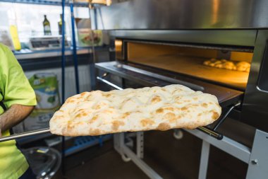 Restoranın mutfağında pizza hamuru hazırlıyorum. Yüksek kalite fotoğraf