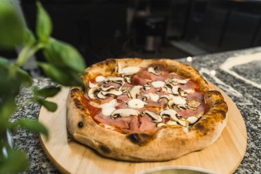 Mantarlı pizza ve ahşap tahtada domuz pastırması, İtalyan mutfağı. Yüksek kalite fotoğraf