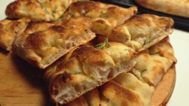 İmpala pizzası tahtada küçük parçalar halinde, yakın çekim. Yüksek kalite 4k görüntü