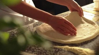 Pizza yapmak için hamur hazırlıyorum. Masadaki malzemeler, mutfak. Yüksek kalite 4k görüntü