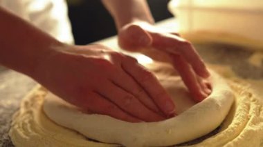 Mutfakta pizza hamuru hazırlayıp esnetiyorum. Yüksek kalite 4k görüntü