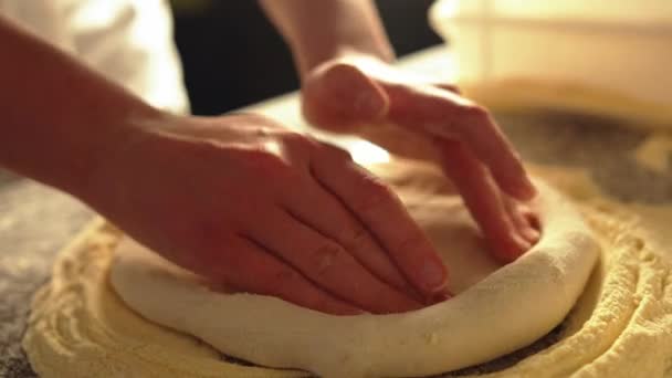 Pizzateig Der Küche Zubereiten Und Dehnen Hochwertiges Filmmaterial — Stockvideo