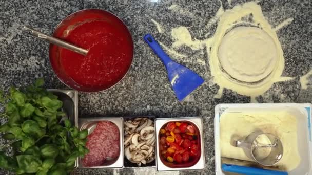 Proces Wytwarzania Pizzy Przygotowywanie Kulek Ciasta Mąki Sosu Pomidorowego Stole — Wideo stockowe