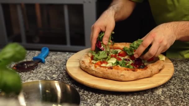 Chef Profesional Sosteniendo Pizza Con Condimentos Cocina Panadería Técnica Alimentos — Vídeos de Stock