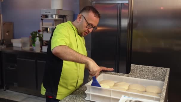 Pizzę Ciasta Przygotowuje Się Zrobienia Pizzy Restauracji Wysokiej Jakości Materiał — Wideo stockowe