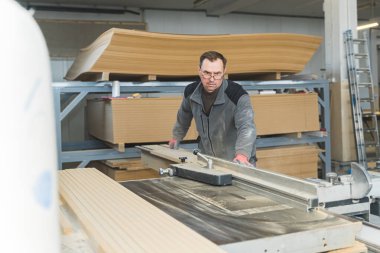 Marangoz, marangozhanedeki ahşap masada ekipmanla çalışıyor. Kadın bir marangozhanede çalışıyor. Yüksek kalite fotoğraf