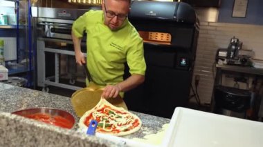 04.04.2024. Varşova, Polonya. Pizza pişirmeye hazır. Restoranın mutfağında pizza pişiriyoruz. Yüksek kalite 4k görüntü