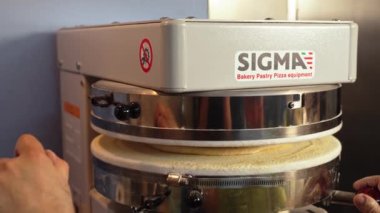 04.04.2024. Varşova, Polonya. Sigma 'dan pizza yapmak için kullanılan teknik bir cihaz ve makinenin yakın plan çekimi. Yüksek kalite 4k görüntü