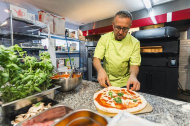 Şef pizza hazırlıyor elektrikli fırın, İtalyan pizza konsepti, fırın. Yüksek kalite fotoğraf