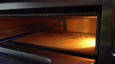 Elektrikli fırını süpürgeyle temizlemek, mutfak temizliği. Yüksek kalite 4k görüntü