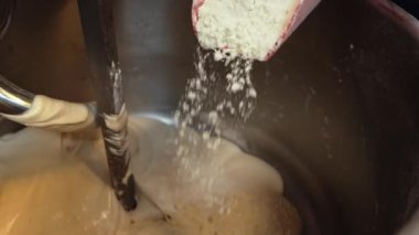 Fırındaki yoğurucuda pizza hamuru yapmak. Hamur yoğurmak için endüstriyel karıştırıcı. Pizza hamuru yapmanın aşamalarından biri. Yüksek kalite 4k görüntü