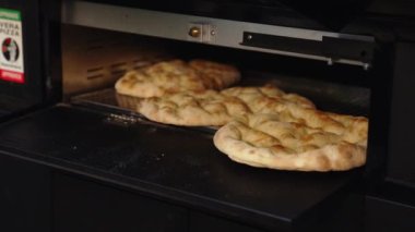 Fırında pizza çemberleri, pişirme süreci. Yüksek kalite 4k görüntü