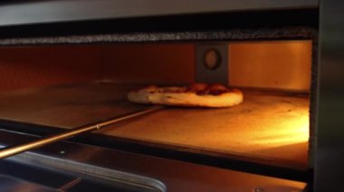 Mantarlı pizza ve et koymak elektrikli fırına, restoran mutfağına. Yüksek kalite 4k görüntü