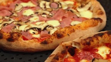 Tahta masadaki menü için farklı pizza seti. İtalyan yemekleri geleneksel yemekler. Jambonlu pizza, pastırma, zeytin ve mantar. Yüksek kalite 4k görüntü