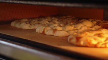 Fırında, pastada ve fırında pizza pişirme işlemi. Yüksek kalite 4k görüntü