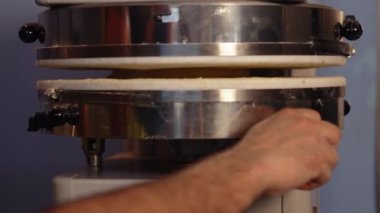 Mutfakta hamur yapma makinesi, pizza ve fırın konsepti. Yüksek kalite 4k görüntü