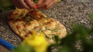 İmpala pizzasına biberiye eklerken yakın plan çekimler. Yüksek kalite 4k görüntü