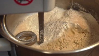 Mutfaktaki elektrikli mikser makinesine su eklemek. Yüksek kalite 4k görüntü