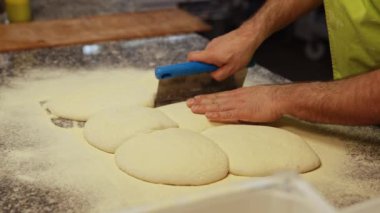 Mutfakta birlikte pizza hamuru topları hazırlıyorlar. Yüksek kalite 4k görüntü