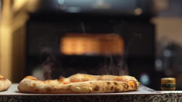 Przygotowana Pizza Stole Piekarnik Elektryczny Tle Wysokiej Jakości Materiał — Wideo stockowe