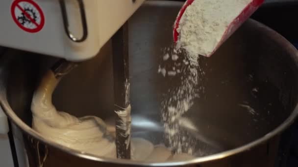 Замішуючи Тісто Електричним Мікшером Сучасна Техніка Пекарні Високоякісні Кадри — стокове відео