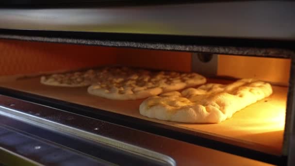 Nahaufnahme Von Pizzateig Ofen Backen Kochkonzept Hochwertiges Filmmaterial — Stockvideo