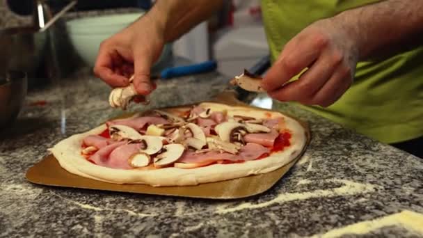 Primo Piano Uno Chef Che Aggiunge Funghi Alla Pizza Nella — Video Stock