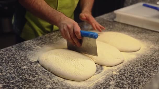 Šéfkuchař Připraven Připravit Těsto Pizzu Pekárně Vertikální Výstřel Vysoce Kvalitní — Stock video
