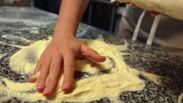 Kształtowanie Ciasta Pizzy Kulki Ciasta Kuchni Procesu Prepizza Podejmowania Wysokiej — Wideo stockowe