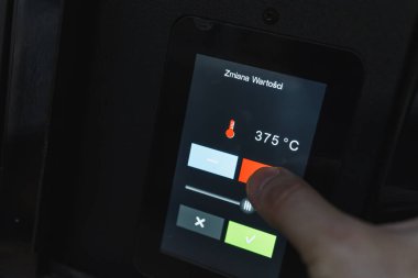 Pizza yapmak için elektrikli fırın ayarlamak, fırın ekranı. Yüksek kalite fotoğraf