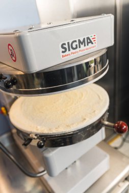 04.04.2024. Varşova, Polonya. Sigma 'dan pizza yapmak için kullanılan teknik bir cihaz ve makinenin yakın plan çekimi. Yüksek kalite fotoğraf