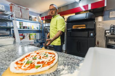 Pizza pişirmeye hazır. Restoranın mutfağında pizza pişiriyoruz. Yüksek kalite fotoğraf