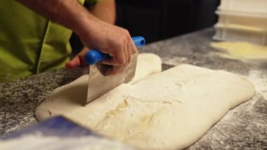 Pizza yapmak için hamur toplarını kesiyorsun, profesyonel şef. Yüksek kalite 4k görüntü