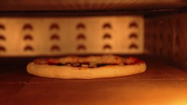 Fırında pizza pişirdim, İtalyan mutfağında. Yüksek kalite 4k görüntü