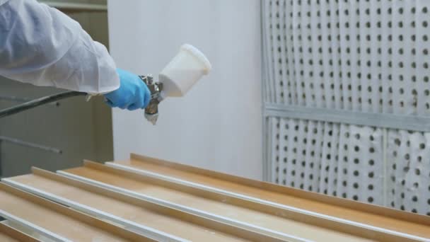 Der Arbeiter Überzieht Die Glatte Oberfläche Des Details Mit Sprühfarbe — Stockvideo