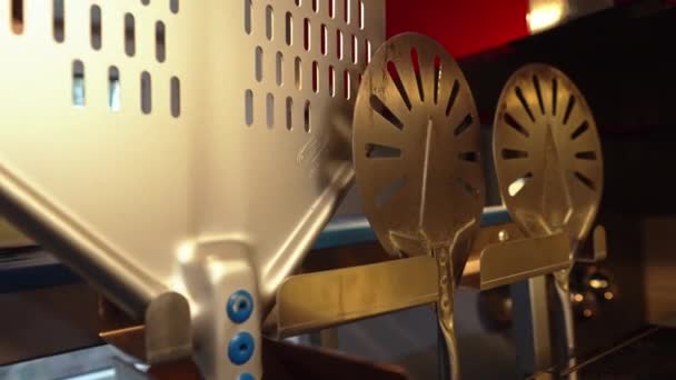 Rafta Asılı Mutfak Kaşıkları Mutfak Tesisleri Yüksek Kalite Görüntü — Stok video