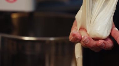 Pizza toplarını hazırlamak için hamuru ayırmak, mutfakta yemek pişirmek. Yüksek kalite 4k görüntü