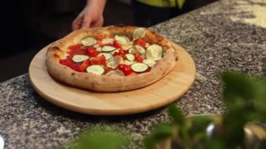 Mutfak masasında, restoranda, fırın konseptinde tam boy pizza. Yüksek kalite 4k görüntü