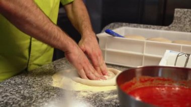 Şef pizza hamuru, pizza malzemeleri, mutfak. Yüksek kalite 4k görüntü