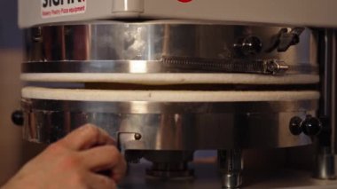 Baskı makinesine, fırına, pizzacıya yakın çekim. Yüksek kalite 4k görüntü