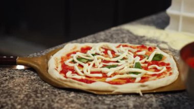 Pizza yapmak, margharita pizza pişirmek. Yüksek kalite 4k görüntü