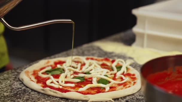 Close Tiro Chef Adicionando Azeite Para Pizza Cozinha Italiana Imagens — Vídeo de Stock