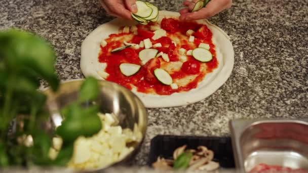 Man Cook Adding Cucumbers Pizza Restaurant Kitchen Iitalian Cuisine High — Stock Video