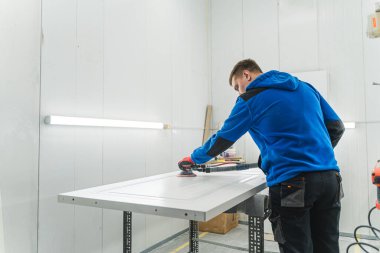 Marangoz atölyedeki ahşap, DIY üreticisi ve ahşap işçiliği gibi rastgele yörünge zımpara makinesi ya da el değirmeni kullanır. Yüksek kalite fotoğraf