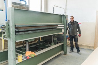 Zanaatkar, kıyma makinesinin yanında duruyor. Yüksek kalite fotoğraf