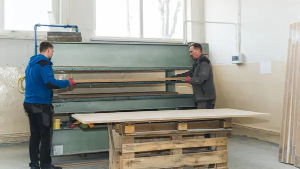Pracownicy Przesuwne Drewniany Panel Szlifierce Taśmowej Warsztat Wysokiej Jakości Zdjęcie Obrazek Stockowy