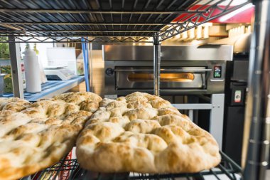 Fırında pizza hamuru pişirmek, fırın mutfağı. Yüksek kalite fotoğraf