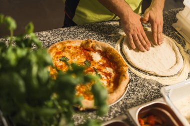 Profesyonel pizza yapan ellerin yakın çekimi, restoran konsepti. Yüksek kalite fotoğraf